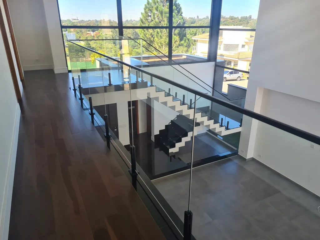 Guarda-corpo em inox com visual premium em ambiente residencial